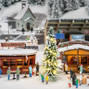 1/87 2 MARKTKRAMEN MET VERLICHTE KERSTBOOM