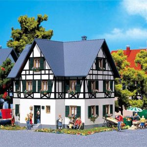 1/87 DUBBELGEZINSHUIS MET VAKWERK