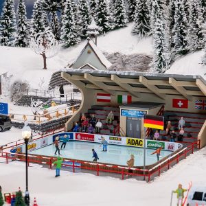 1/87 KUNSTIJSBAAN MET BEWEGENDE FIGUREN