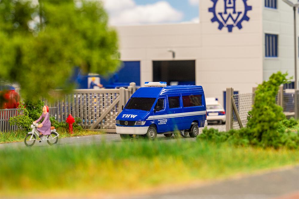 1/87 MB SPRINTER """"THW"""" MET BLAUW LICHT (HERPA) (05/25)*